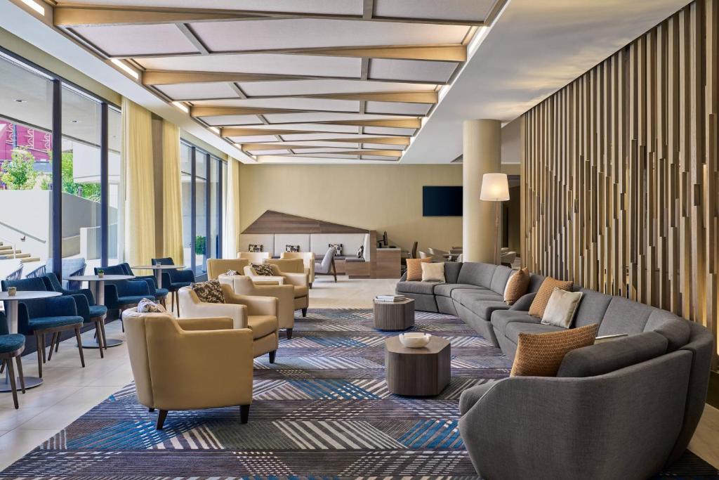阿什兰Delta Hotels by Marriott Ashland Downtown的大堂配有沙发、椅子和桌子