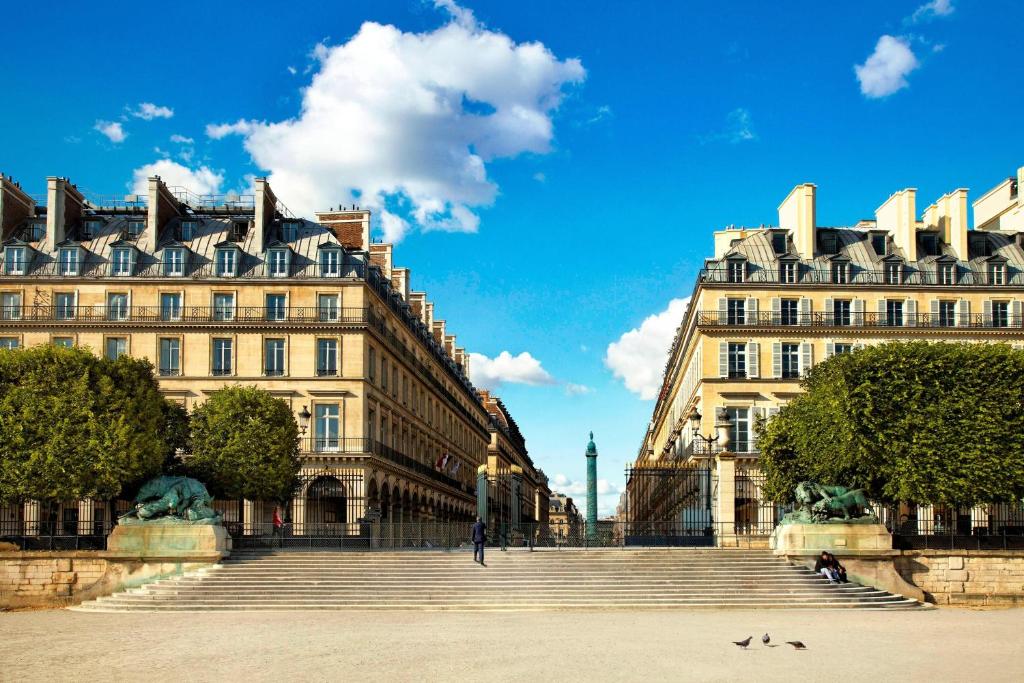 巴黎The Westin Paris - Vendôme的大楼前的建筑物和楼梯