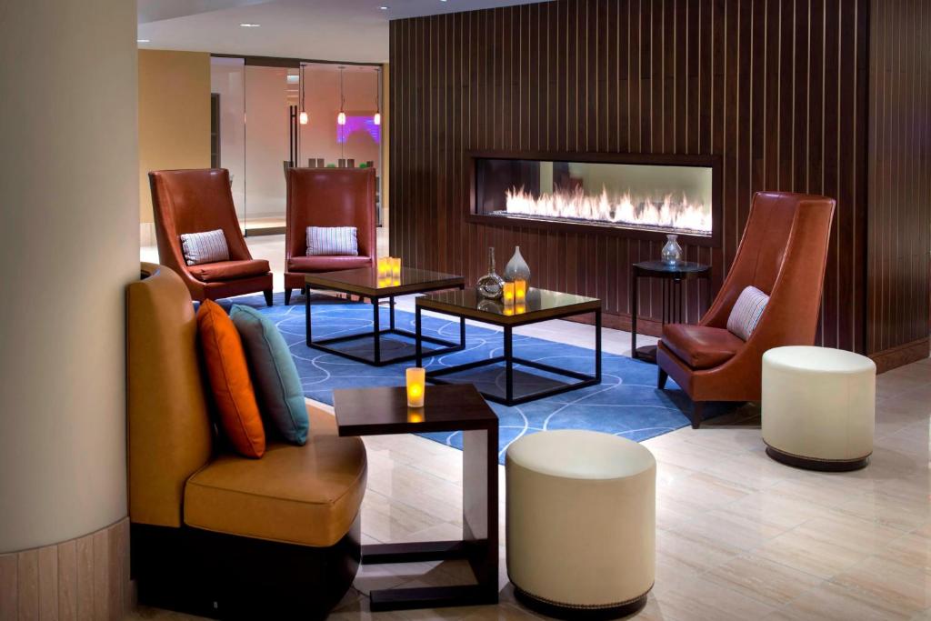 纽瓦克纽瓦克自由国际机场万豪酒店的酒店大堂设有壁炉,位于酒店客房内