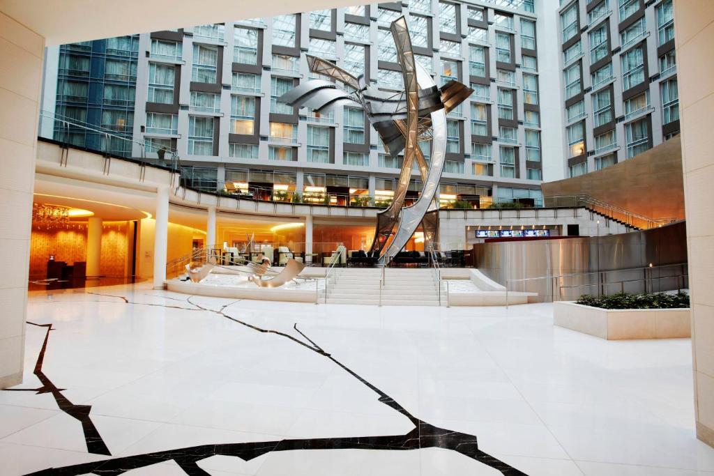 华盛顿马奎斯万豪酒店华盛顿特区 的建筑中间的雕塑
