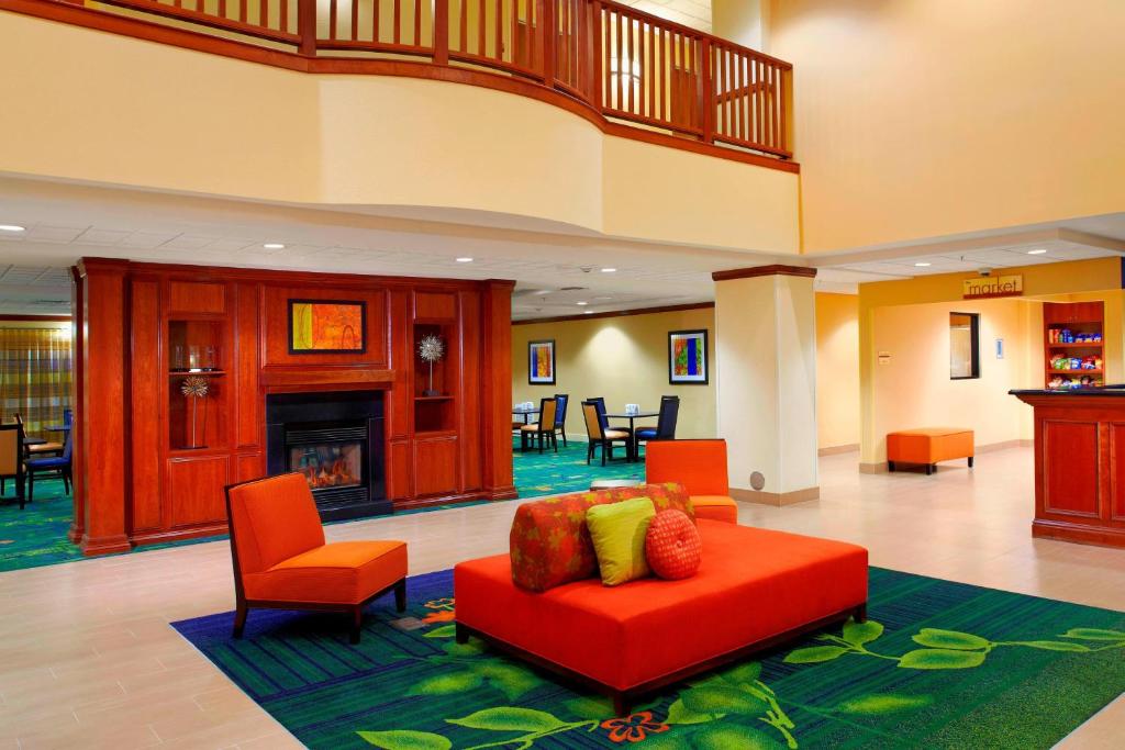 凤凰城凤凰城市中心费尔菲尔德酒店及套房的大堂设有红色的沙发、椅子和壁炉