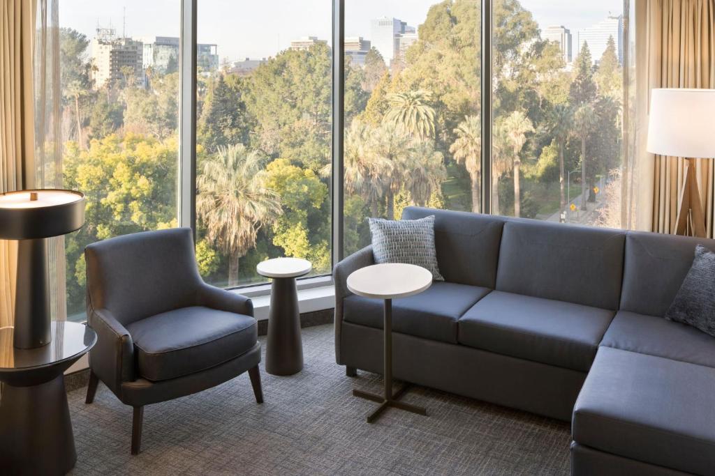 萨克拉门托Residence Inn by Marriott Sacramento Downtown at Capitol Park的带沙发和椅子的客厅以及大窗户。
