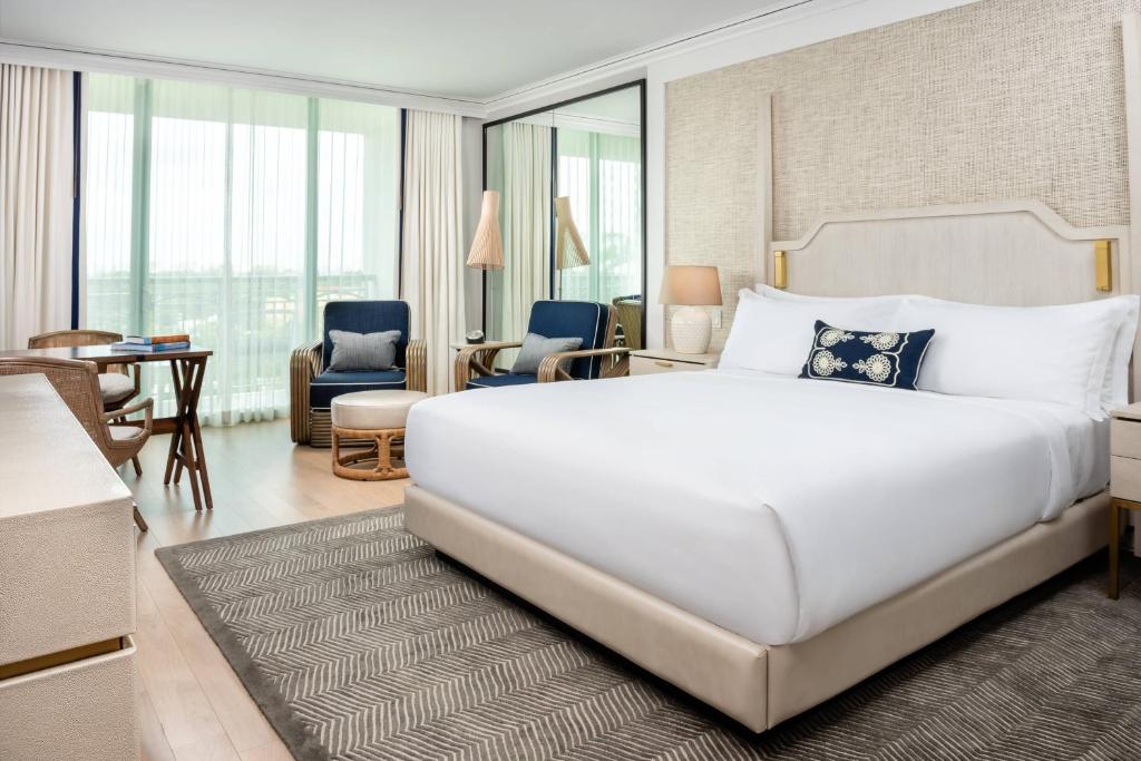 迈阿密迈阿​​密力丽思卡尔顿椰林酒店 的一张大白色的床,位于酒店客房内