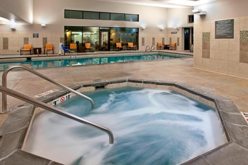 波特兰波特兰机场加斯加德车站万豪原住客栈的游泳池中间的热水浴池