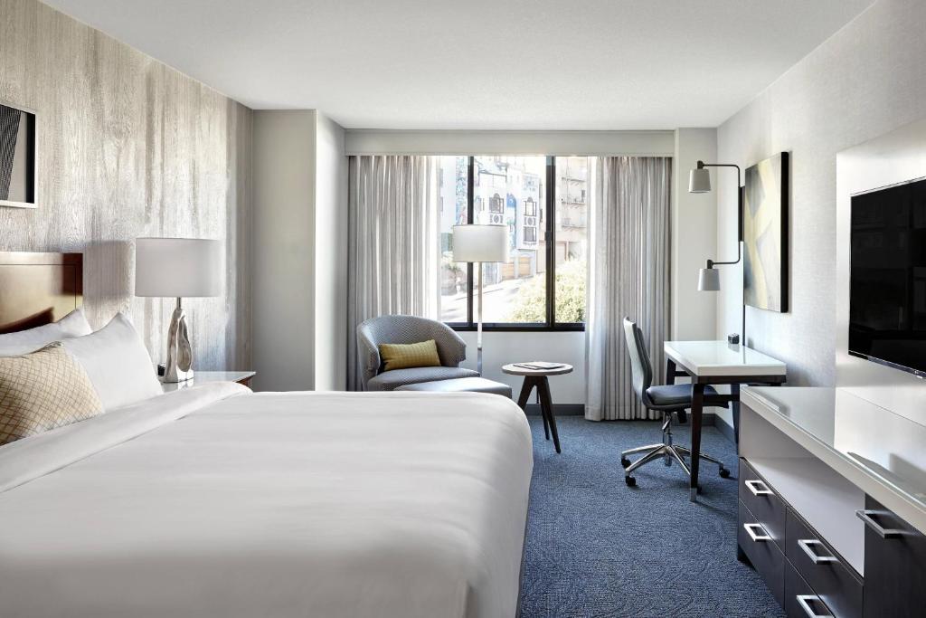 旧金山旧金山渔人码头万豪酒店的酒店客房设有一张大床和一张书桌。