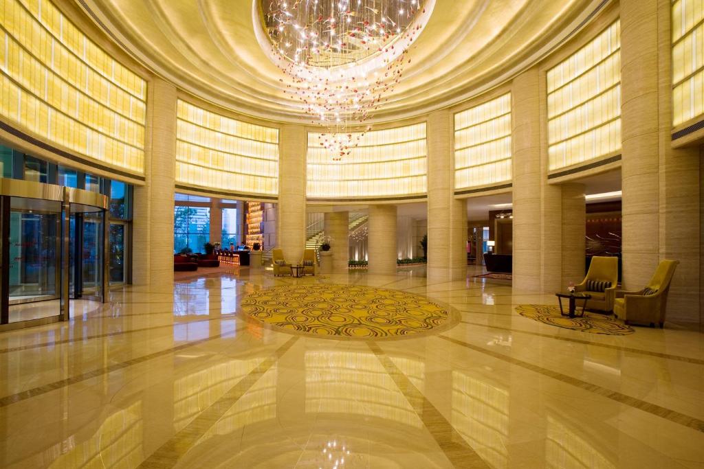 宁波宁波万豪酒店的大楼内带吊灯的大型大堂