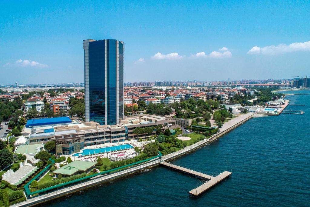 伊斯坦布尔万丽波拉特伊斯坦布尔酒店 的水边城市的空中景观
