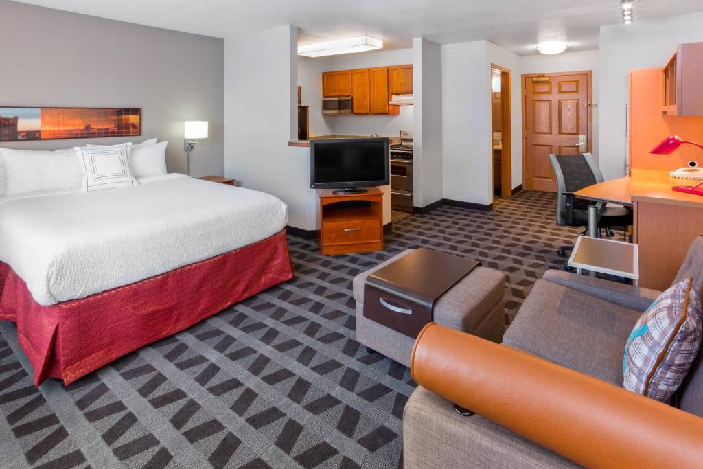 圣路易斯帕克西明尼阿波利斯/圣路易斯公园万豪广场套房酒店的酒店客房设有床和客厅。
