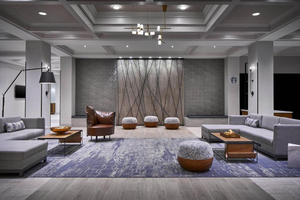 诺福克Delta Hotels by Marriott Norfolk Airport的带沙发和椅子的大客厅