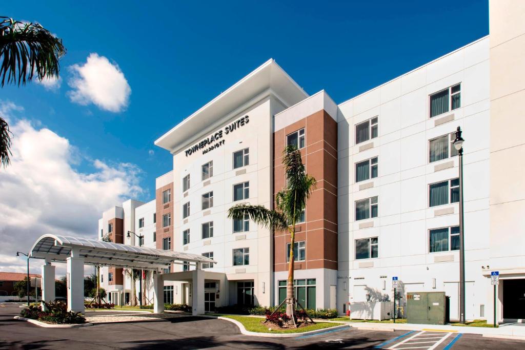 霍姆斯泰德迈阿密仕达万豪广场套房酒店的停车场内有天篷的医院大楼