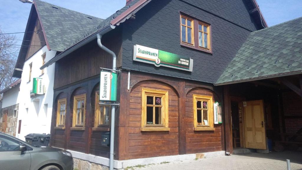 ŠluknovCountry club Konírna的前面有标志的建筑