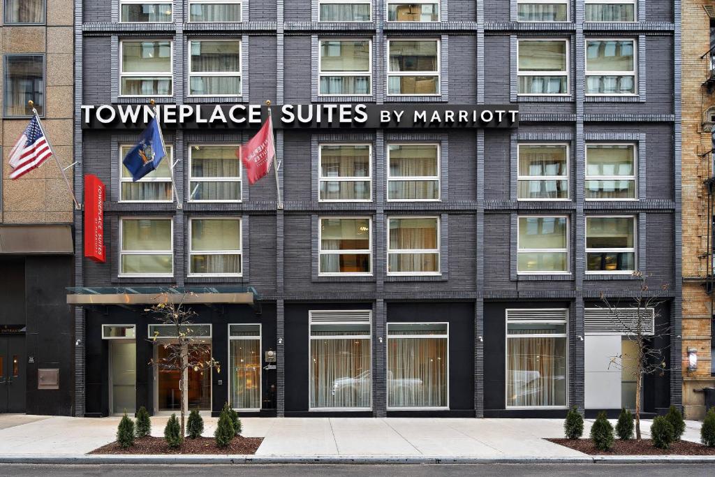 纽约TownePlace Suites by Marriott New York Manhattan/Times Square的前面有两面旗帜的建筑