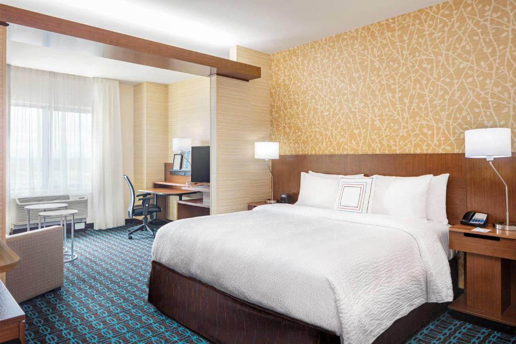 北卑尔根北卑尔根万豪费尔菲尔德套房酒店的酒店客房设有一张大床和一张书桌。