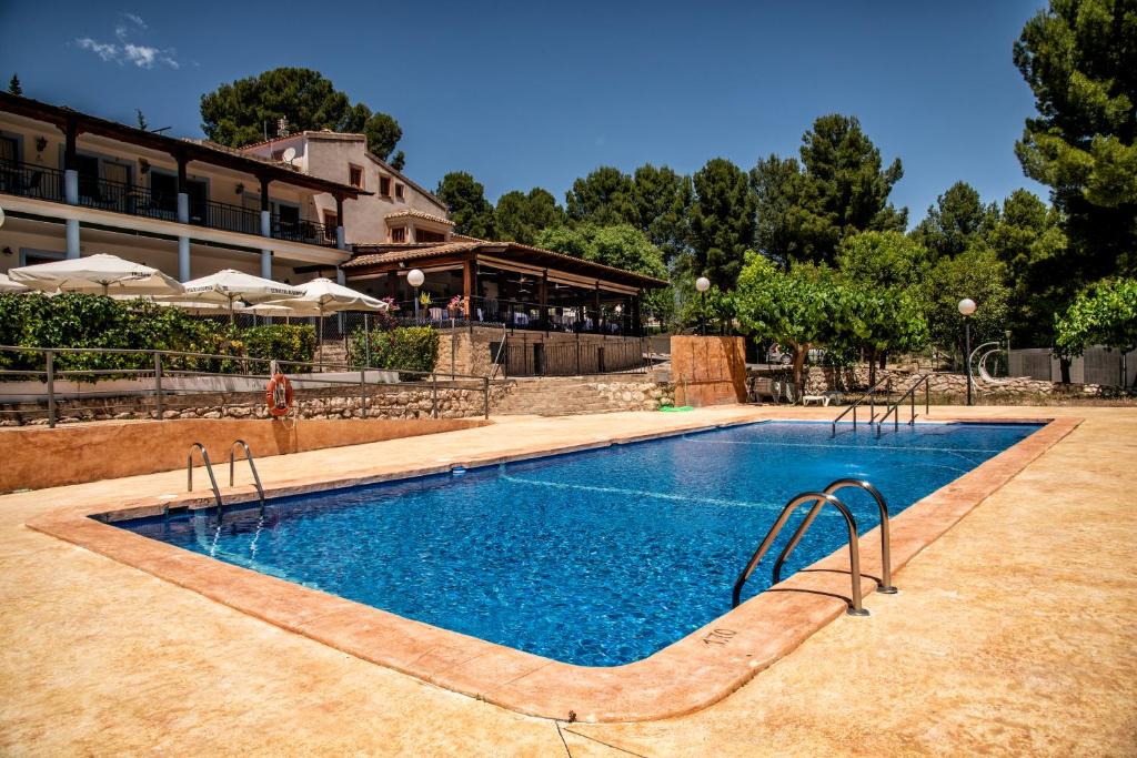 莫拉塔利亚El retiro hotel rural的度假村中央的游泳池
