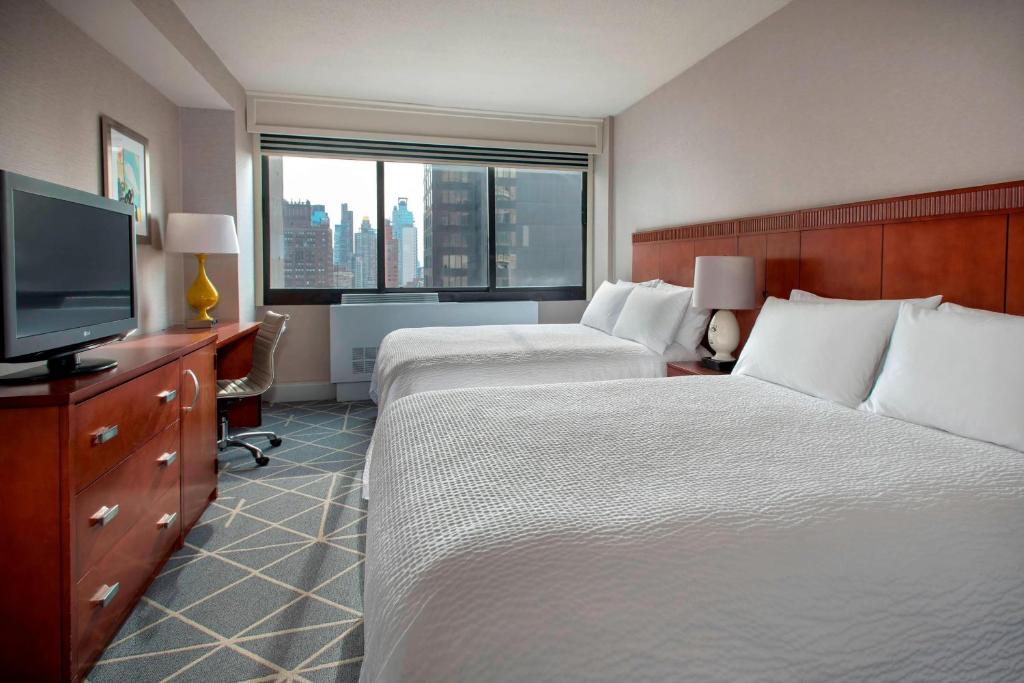 纽约纽约曼哈顿/第五大道万怡酒店的酒店客房设有两张床和一台平面电视。