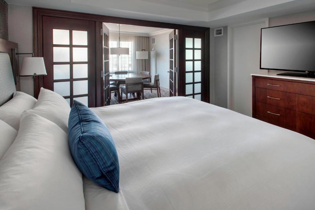 West ConshohockenMarriott Philadelphia West的卧室配有一张白色大床和蓝色枕头