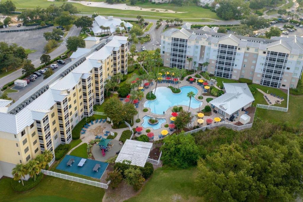 巴拿马城海滩湾角传奇边缘万豪酒店的享有带游泳池和游乐场的度假村的空中景致