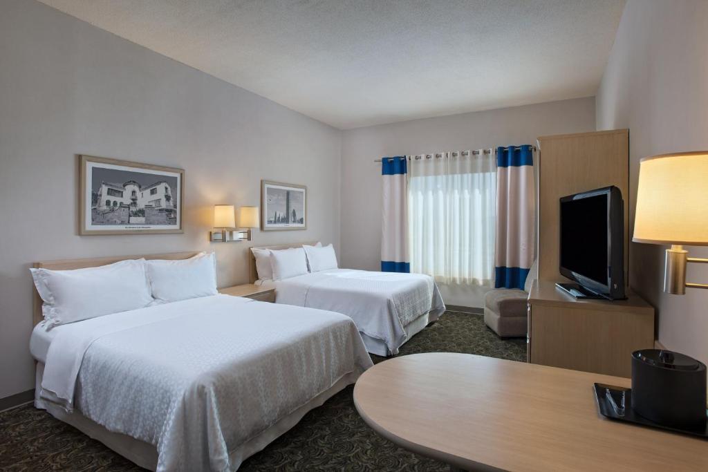 蒙特雷加莱里亚斯蒙特雷喜来登酒店的酒店客房设有两张床和一台平面电视。