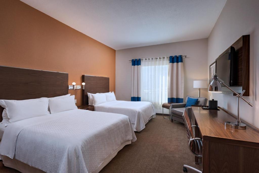 蒙特雷加莱里亚斯蒙特雷喜来登酒店的酒店客房设有两张床和电视。