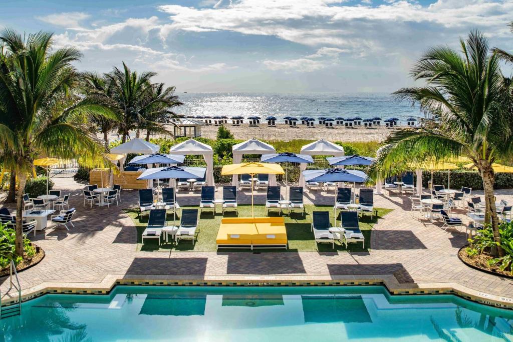 帕诺滩劳德代尔堡万豪帕诺海滩度假酒店&Spa的享有游泳池和海滩的美景。