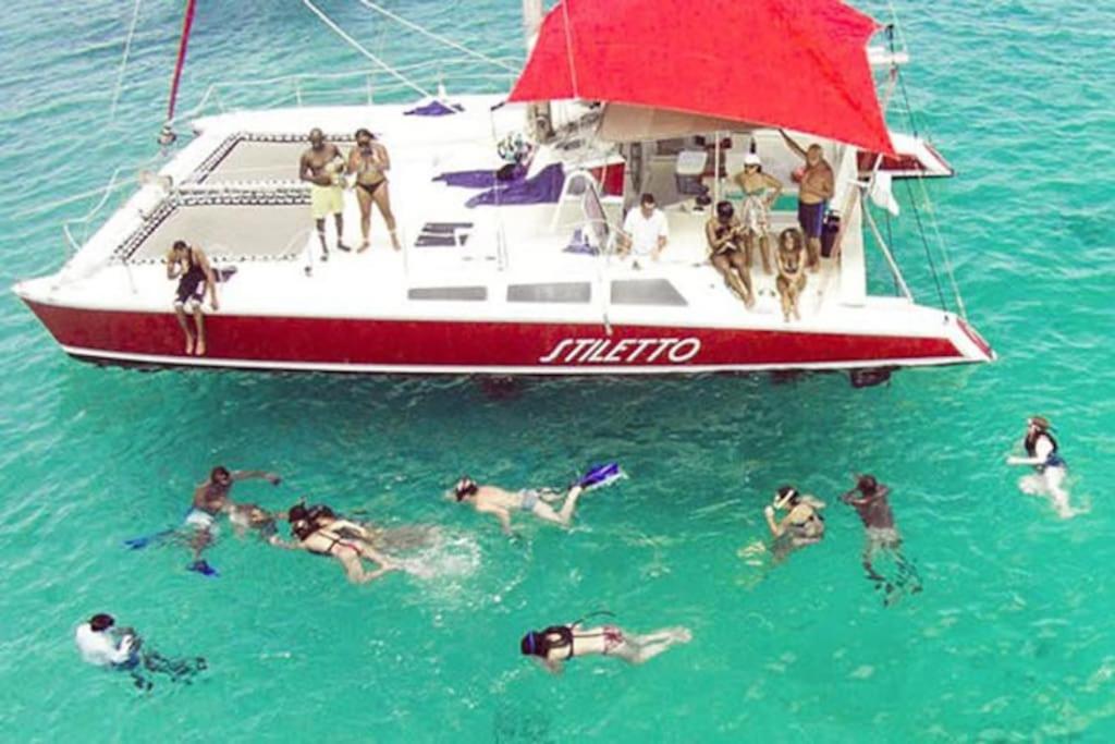 圣菲利普EHL Calypso Villa 4Bed 4.5baths, 5min to Beach的一群人在船边的水中游泳
