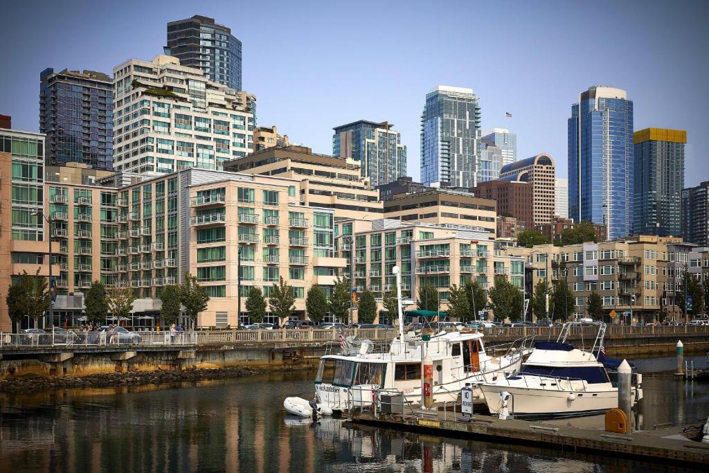 西雅图西雅图海滨万豪酒店的两艘船停靠在城市的码头
