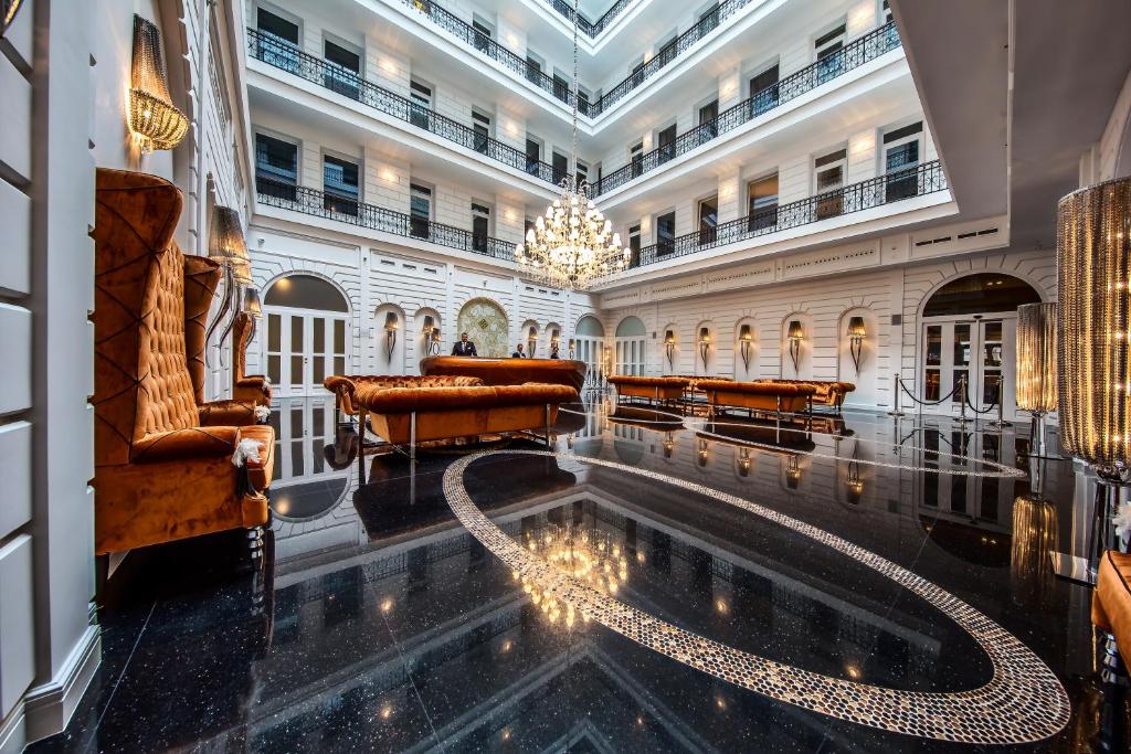 布达佩斯布达佩斯威望酒店的大楼中央带游泳池的大堂