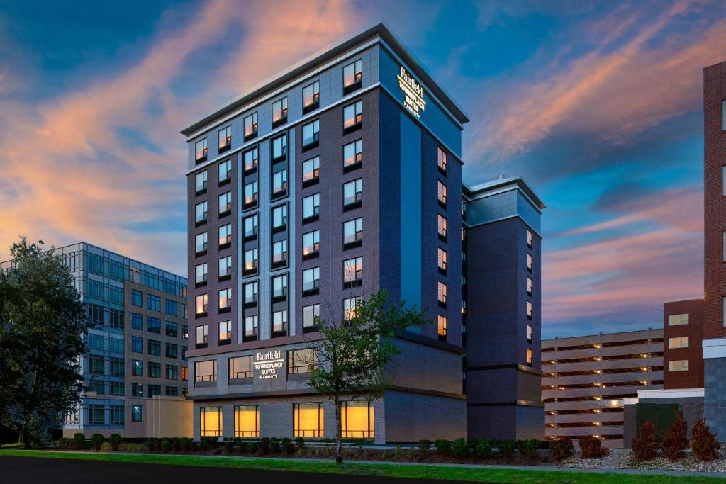 梅德福Fairfield by Marriott Inn & Suites Boston Medford的黄昏时酒店大楼的 ⁇ 染