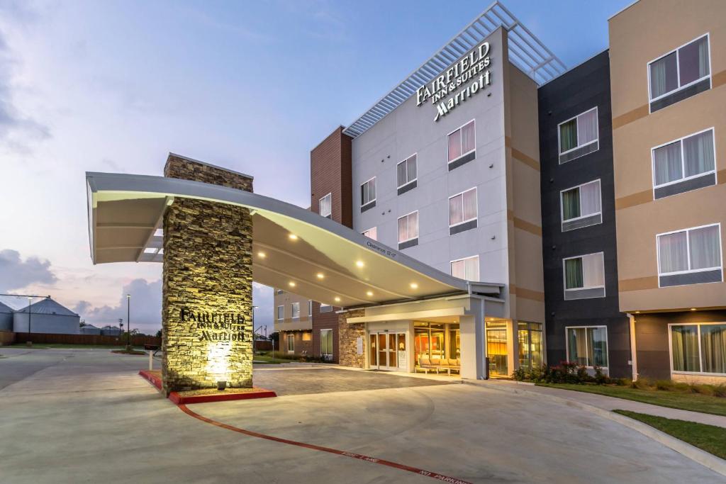 贝城Fairfield Inn & Suites by Marriott Bay City, Texas的酒店前方的 ⁇ 染
