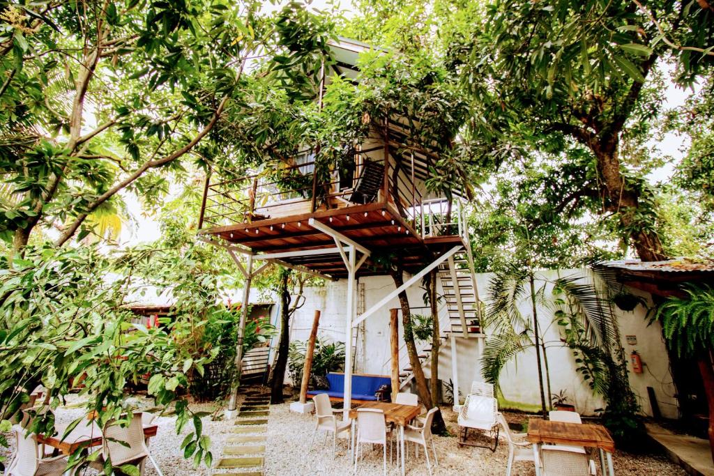 亨达La Casona de Sara的树屋,设有楼梯和桌椅