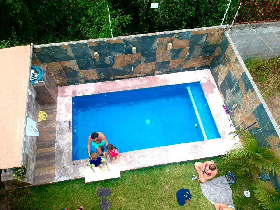 巴亚尔塔港Marineros Vallarta的两人在游泳池玩耍的顶部景色