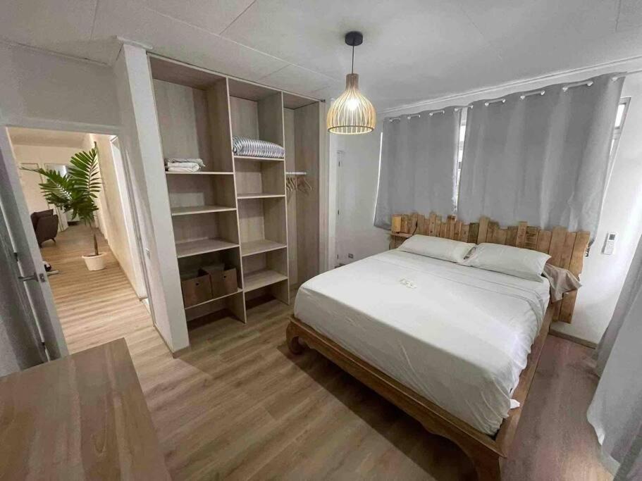 PaeaHeitiare lodge的一间卧室配有一张床和盆栽植物