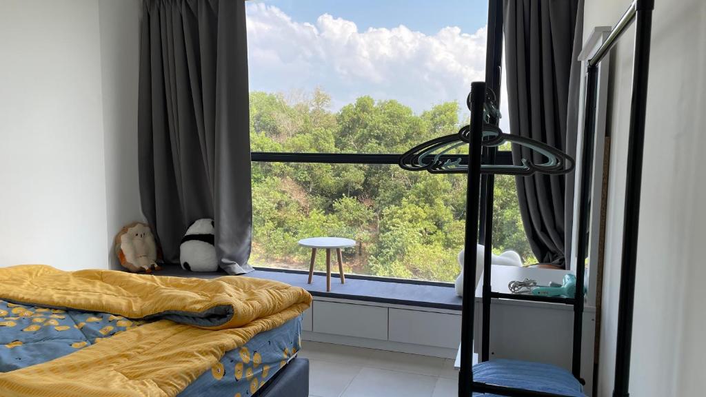 山打根Sandakan Homestay Apartment Forest Cabin 森林小屋 2R2B的一间卧室设有一张床和一个大窗户