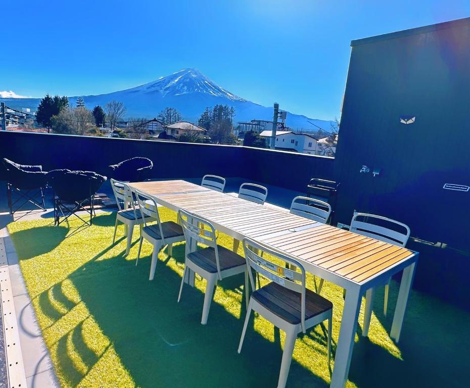 富士河口湖ヴィラ山間堂 Terrace Villa BBQ Bonfire Fuji view Annovillas的山底下的桌椅