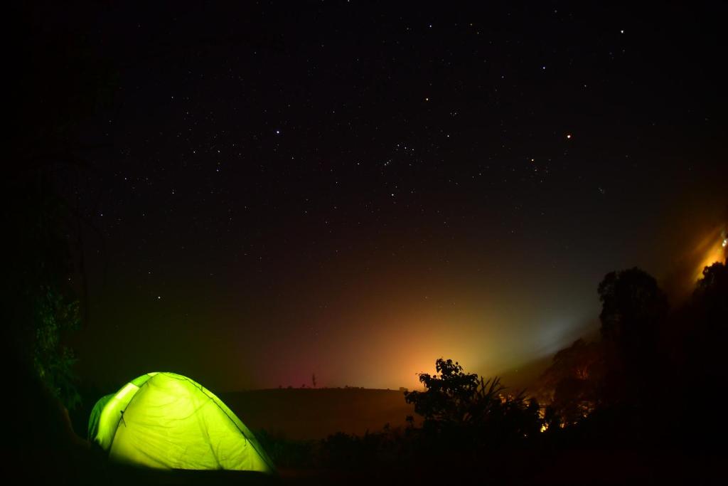 瓦加蒙TENT LIFE的绿色帐篷在黑暗中点亮