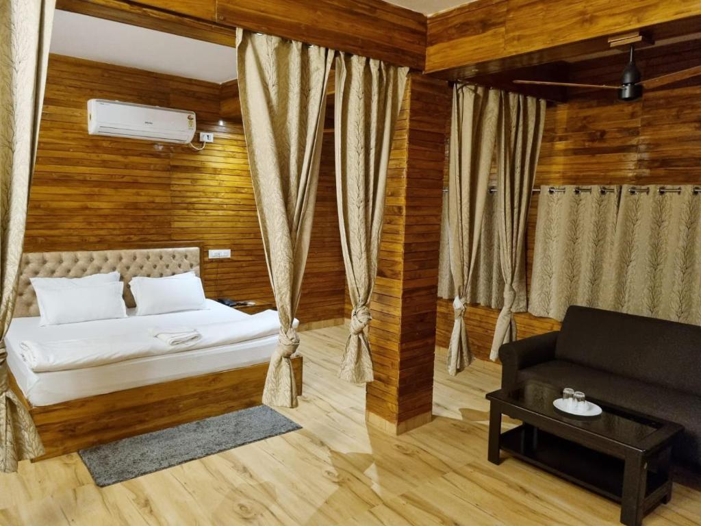 JaypurWoods Residency的一间卧室配有一张床和一张沙发