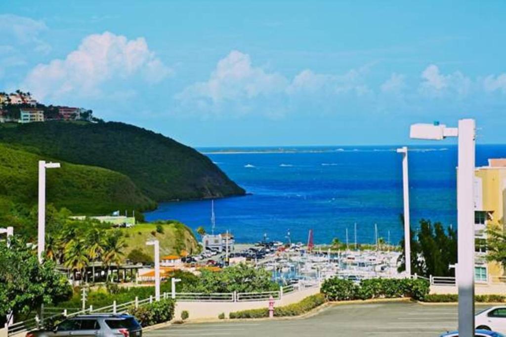 法哈多Pena Mar Ocean Club Best Views的享有海景的停车场