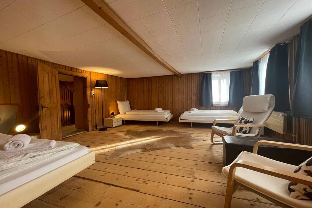 Valens5.5-room apartment (Muntaluna Lodge)的一间设有两张床和椅子的房间