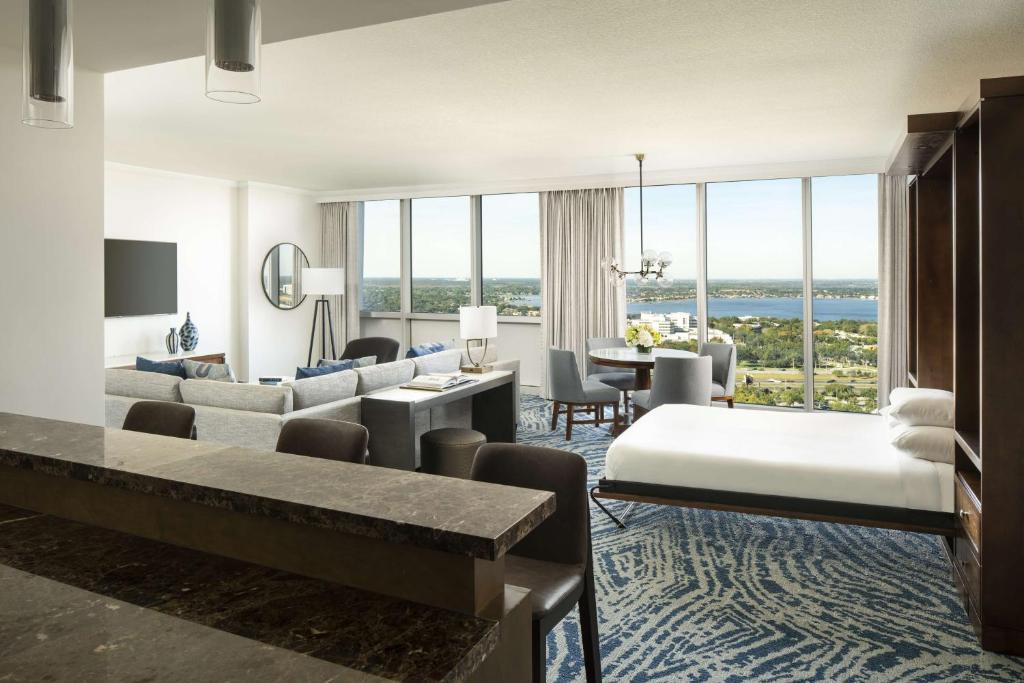 奥兰多奥兰多凯悦酒店的酒店客房设有床和客厅。