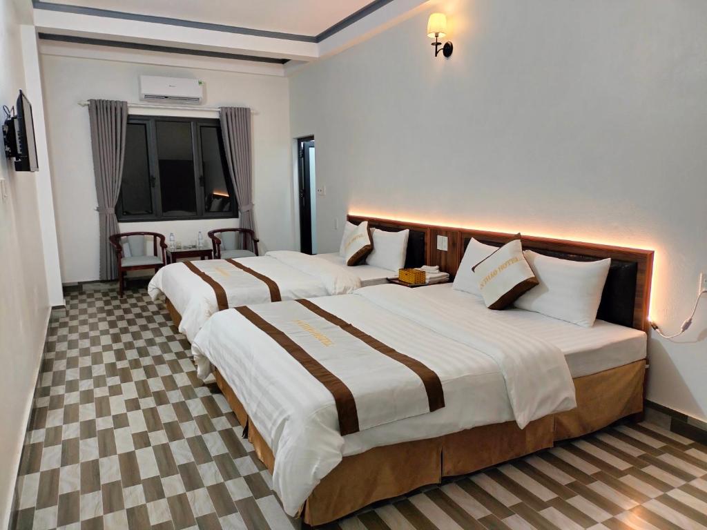 Ba Be18An Thảo Ba Bể Hotel的酒店客房设有两张床和窗户。