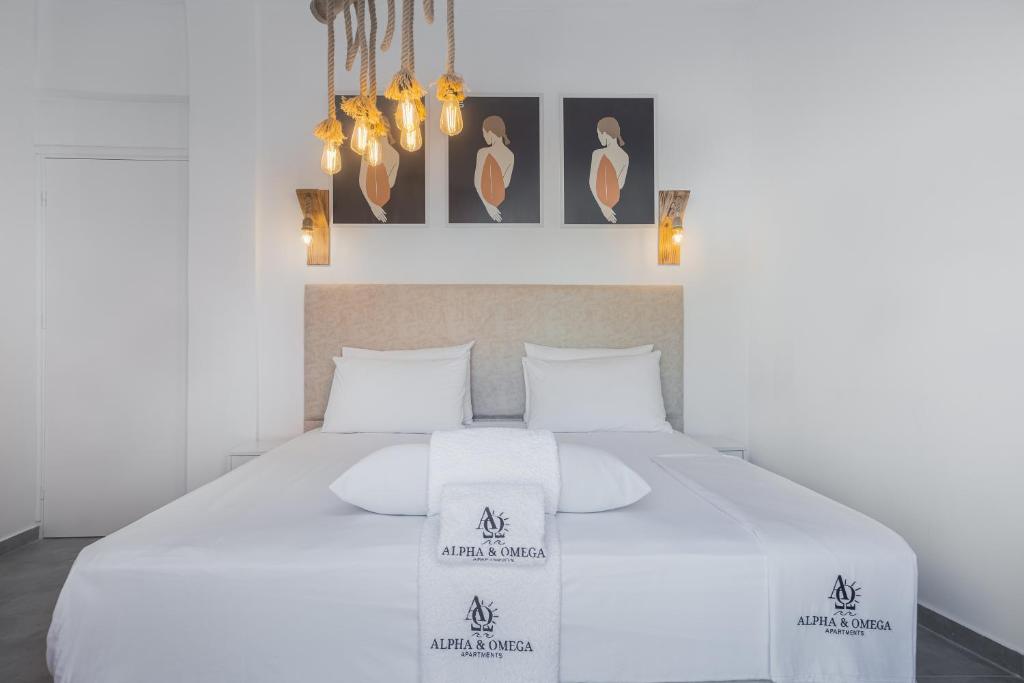 卡尔帕索斯Alpha & Omega的卧室配有白色床和2个白色枕头