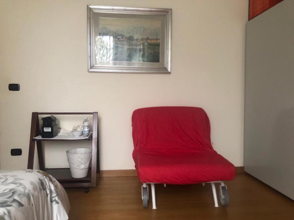 那不勒斯Dimora del Bosco的坐在房间角落的红色椅子