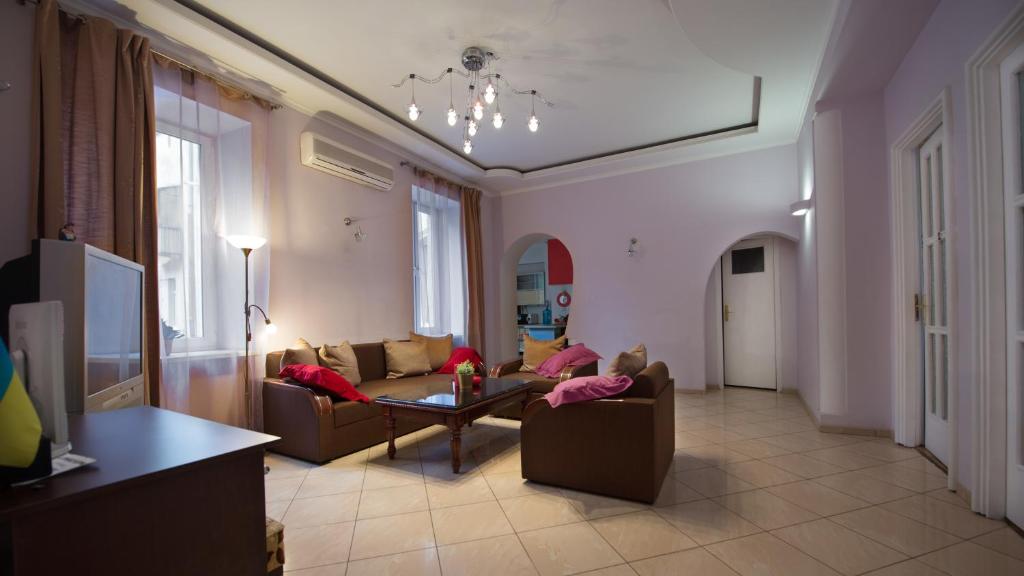 利沃夫利沃夫欧乐旅馆的客厅配有两张沙发和一张桌子