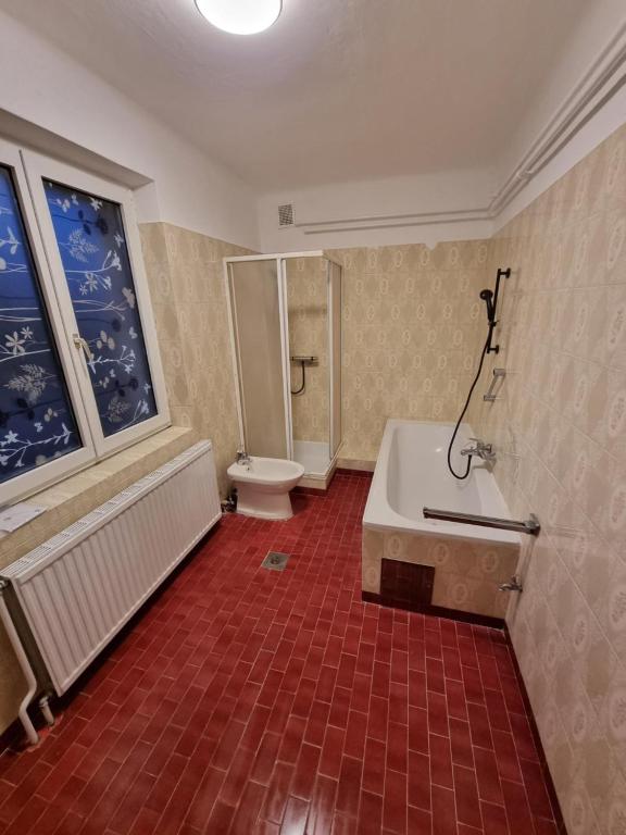 格赖因Pension DonauBlick Grein 1 , Spitzfeldstr 1的带浴缸、卫生间和窗户的浴室