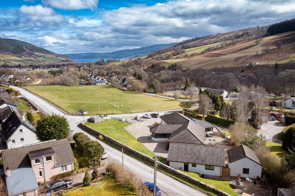 德拉姆纳德罗希特Balmridge House, Loch Ness, Bed & Breakfast的享有村庄的空中景色,设有房屋和道路