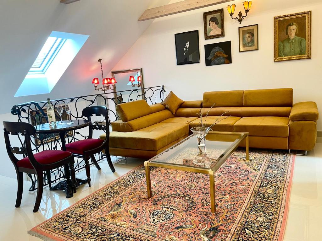 苏普拉希尔LOFT W RYNKU Z JACUZZI的客厅配有沙发和桌子