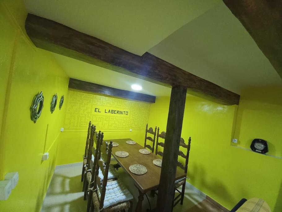 索蒂略德拉德拉达El Laberinto的黄色房间中带桌子的用餐室