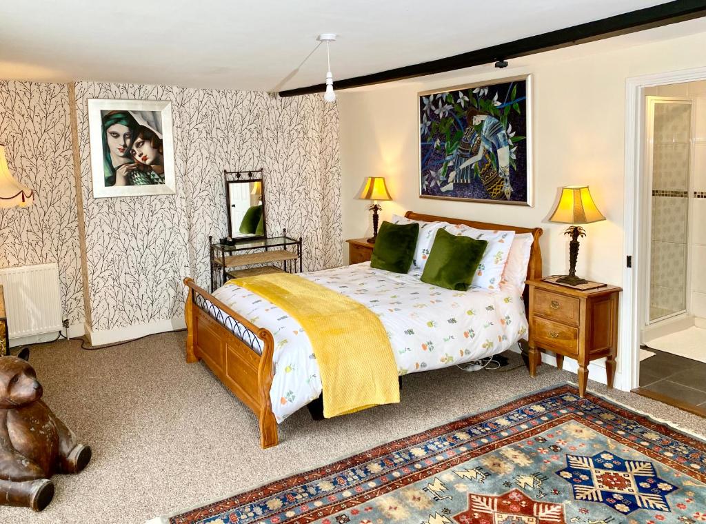 BradingLala Mundi的一间卧室配有一张床和地毯