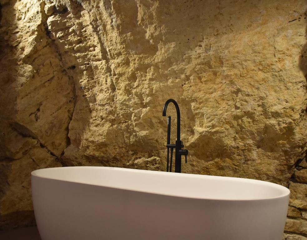 圣马力诺Casa Cicetta的带浴缸的浴室和石墙