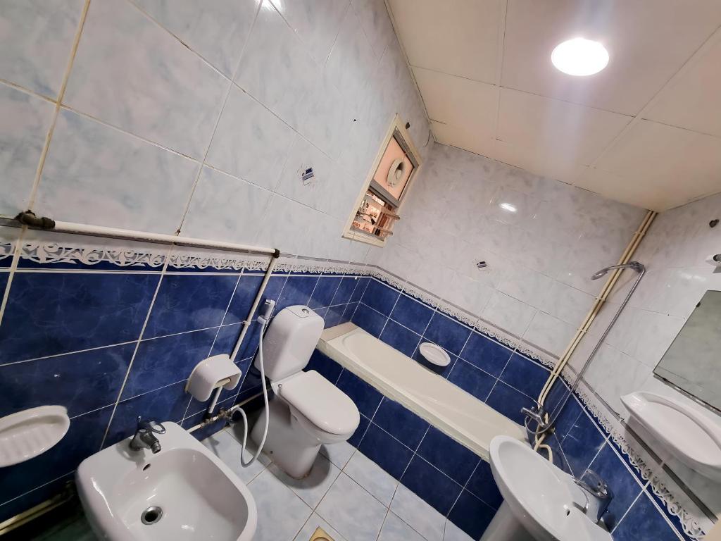 阿布扎比Phenomenal Room "Sea View"的浴室配有2个盥洗盆、卫生间和浴缸。
